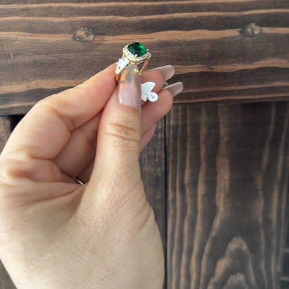 Elegant 14K Gold Plated Green Zirconia Women's Ring - Picture 4 of 10